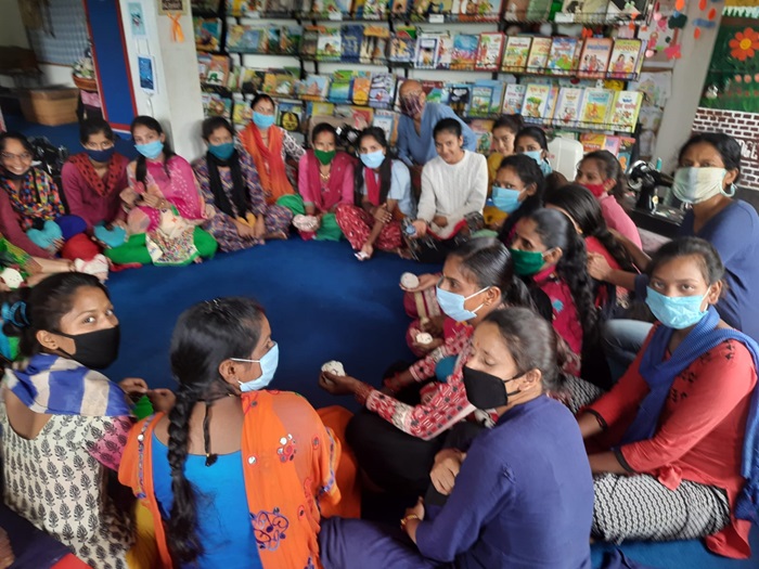 सुबह कमाई और शाम को पढ़ाई कराने वाली उत्तराखंड की Happy Children Library