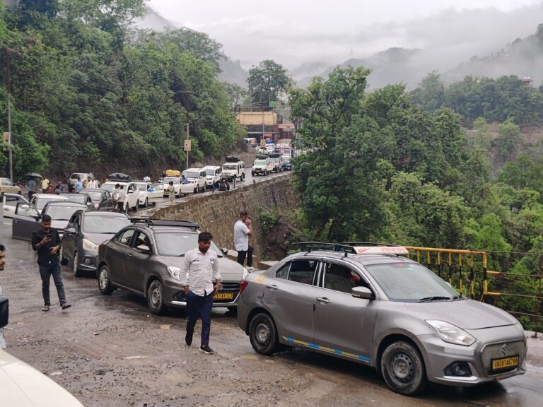 मॉनसून से चारधाम यात्रा पर ब्रेक, 80 फीसदी घट गए यात्री, बद्रीनाथ से लौट रहे दो श्रद्धालुओं की मौत