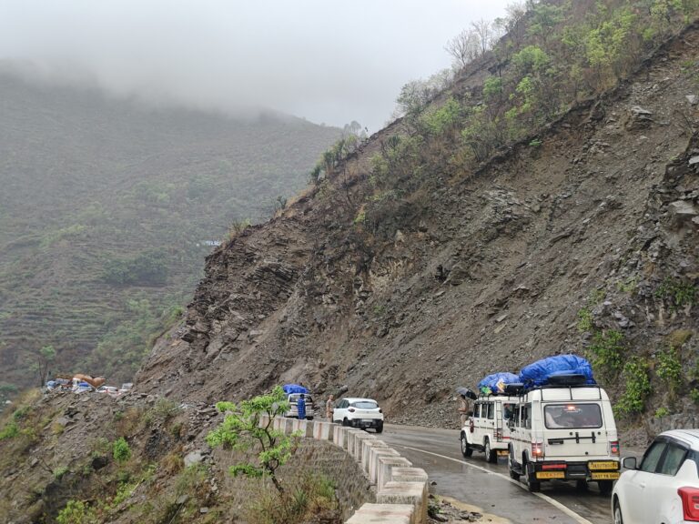 भूस्खलन से चार धाम यात्रा बाधित, चीन सीमा को जोड़ने वाली सड़क भी बंद