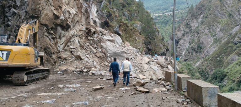 चारधाम मार्गों पर हजारों यात्री फंसे, बदरीनाथ में तप्त कुंड को छू रही अलकनंदा, गंगा चेतावनी रेखा पर